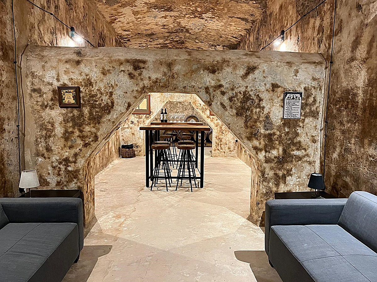 Fotografía de una bodega en la entrada enoturismo visitando bodegas